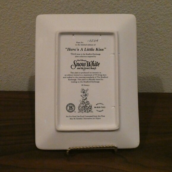 Snow White and the Seven Dwarfs “Here’s A Little Kiss” Collector’s Plate - Picture 5 of 6